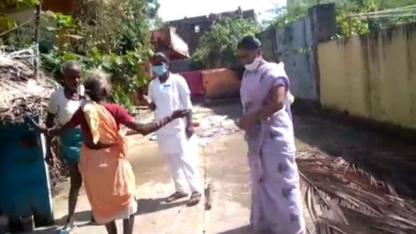 கரோனா தடுப்பூசி போட மறுத்து சாமியாடிய மூதாட்டி: சமூக வலைதளத்தில் வைரலாகும்  வீடியோ | Old woman chases away ASHA staff: Video goes viral - hindutamil.in