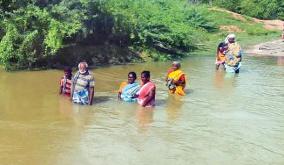 sivagangai-village-peoplle-crossing-river-with-hip-level-water