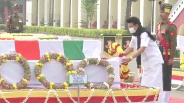 chief-minister-pays-tribute-to-the-body-of-general-bipin-rawat