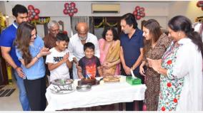inside-rajinikanth-s-71st-birthday-bash-at-home-actor-gets-flowers-from-wife-latha-poses-with-daughter-soundarya