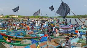 small-scale-fishermen-with-black-flags-on-boats-protest-against-ban-on-nets