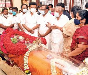 cm-stalin-pays-last-respect-to-mk-tamilarasu-mother-in-law
