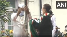 congress-flag-falls-off-while-being-hoisted-by-party-s-interim-president-sonia-gandhi-on-the-party-s-137th-foundation-day