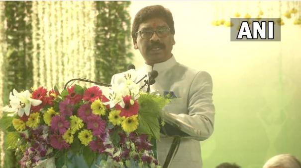 இன்ப அதிர்ச்சி: பெட்ரோல் விலை லிட்டருக்கு ரூ.25 குறைப்பு: டூவீலர்களுக்கு மட்டும் ஜார்க்கண்ட் முதல்வர் சலுகை