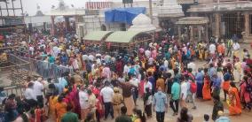 devotees-gather-at-the-palani-hill-temple
