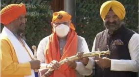 two-days-before-the-punjab-elections-prime-minister-modi-meets-sikh-religious-leaders-at-his-government-residence