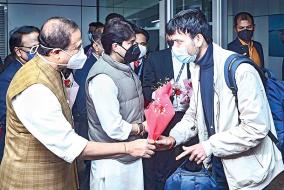 union-minister-jyotir-aditya-cynthia-welcomes-indian-students-in-delhi