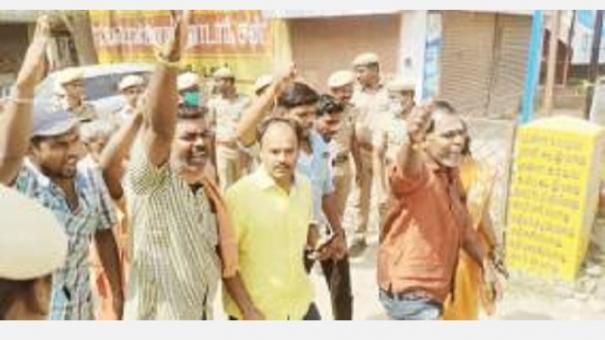 Hindu Front protests before school in Tirunelveli
