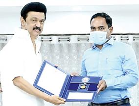 sivagangai-collector-got-best-collector-award-from-cm-stalin