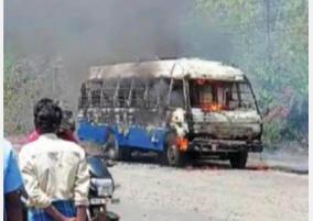 puducherry-van-fire-on-road
