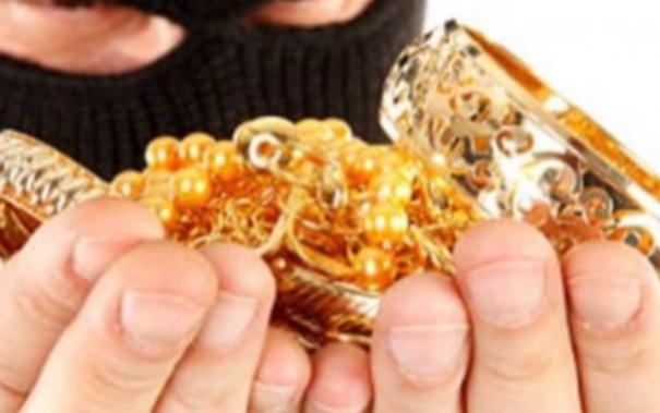 வீட்டின் கதவை உடைத்து 24 பவுன் தங்க நகை திருட்டு | Gold jewellery theft -  hindutamil.in