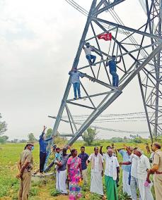 farmers-protest-over-power-tower-near-vandavasi-slogan-condemning-non-payment-of-compensation