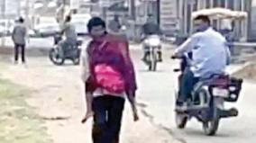 in-chhattisgarh-the-government-hospital-management-did-not-provide-amar-s-vehicle-so-the-body-of-the-daughter-was-found-10-km-away-father-carrying-on-shoulder