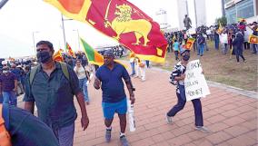 sri-lanka-people-protest-against-gotabaya-and-mahinda-rajapaksha-to-resign