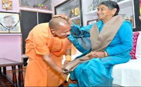 yogi-adityanath-meets-mother-for-first-time-since-becoming-chief-minister