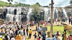 lot-of-tourists-on-thirparappu-falls-traffic-problems-drivers-affected