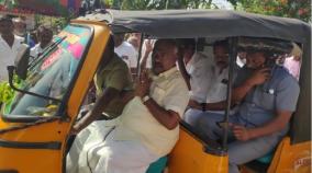 minister-masthan-sitting-next-to-the-driver-in-the-auto