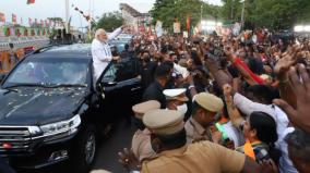 prime-minister-modi-opened-the-car-door-and-shook-hands-with-the-public