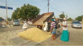 farmers-protest-by-pouring-paddy-on-the-road-in-erode