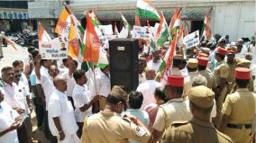 five-chief-ministers-operating-in-pondicherry-narayanasamy-charge-argument-with-police-in-protest