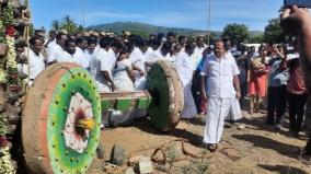 dharmapuri-chariot-accident-minister-gave-relief-fund-for-dead-persons-family