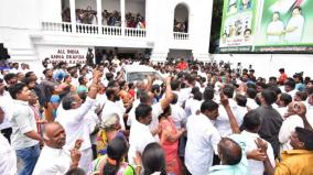 conflict-between-ops-and-eps-supporters-in-admk-office