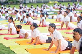 governor-s-yogasana-with-students