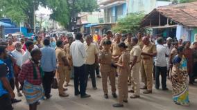 in-kaveripattinam-the-public-is-a-road-blockade-condemning-24-hours-sale-of-liquor-on-the-black-market