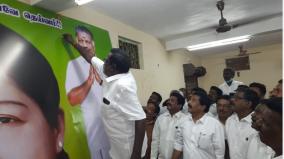 ops-pictures-torn-at-aiadmk-headquarters-in-pondicherry