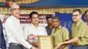 excellent-service-during-corona-auto-driver-awarded-by-saima