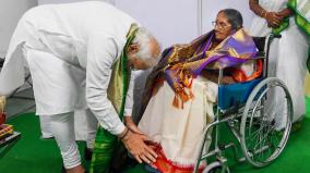 pm-modi-seeks-blessings-of-freedom-fighter-pasala-krishna-murthy-at-andhra