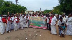 protest-by-breaking-coconuts-on-the-road-in-keeramangalam-protesting-the-drop-in-coconut-prices