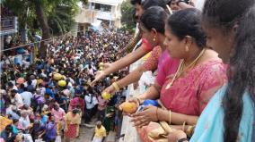 karaikal-festival-devotees-worshiped-the-lord-by-throwing-mango-fruits