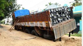 vehicles-buried-in-soil-due-to-unmaintained-road-in-madurai