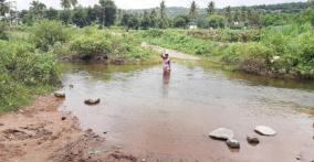 arakashan-palli-near-by-pennagaram-village-people-crossing-river-dangerously