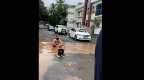 a-novel-protest-to-repair-bad-roads-in-kerala-by-a-man-caught-attentions-of-netizen