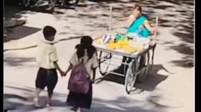 2-childrens-helps-lady-who-was-unable-to-push-fruit-cart-heartwarming-video