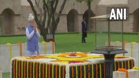 india-at-75-pm-modi-pays-tribute-to-mahatma-gandhi-at-rajghat