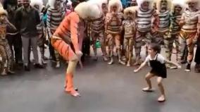 karnataka-young-girl-danced-with-man-for-puli-vesham-folk-dance-street-netizens