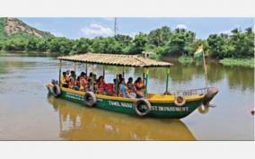 boat-riding-start-on-muttom-lake-tourists-happy