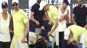 hrithik-roshan-touches-fans-feet-on-stage-fans-call-him-most-humble