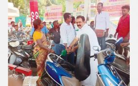 tiruvarur-petrol-sale-at-half-price-on-the-occasion-of-pm-modi-s-birthday