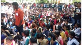near-mayiladuthurai-college-students-picket-the-road-demanding-additional-bus-facility