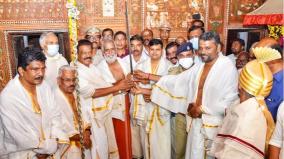 ministers-of-tamil-nadu-and-kerala-replaced-the-traditional-king-vestments-at-padmanabhapuram