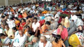devotees-wait-for-48-hours-to-have-darshan-of-the-tirupati-ezhumalayan