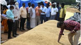 central-committee-inspects-on-moisture-content-of-paddy-in-delta-districts