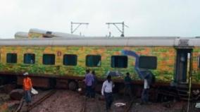 passengers-on-delhi-kolkata-duronto-express-looted-at-gunpoint-in-bihar-report