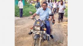 district-collector-visited-the-rain-damaged-areas-on-a-two-wheeler