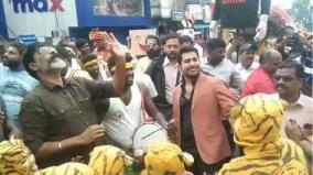 vijay-antony-enthusiastically-danced-on-the-road-with-theater-artists