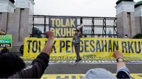 indonesia-outlaws-sex-outside-marriage-in-sweeping-new-law